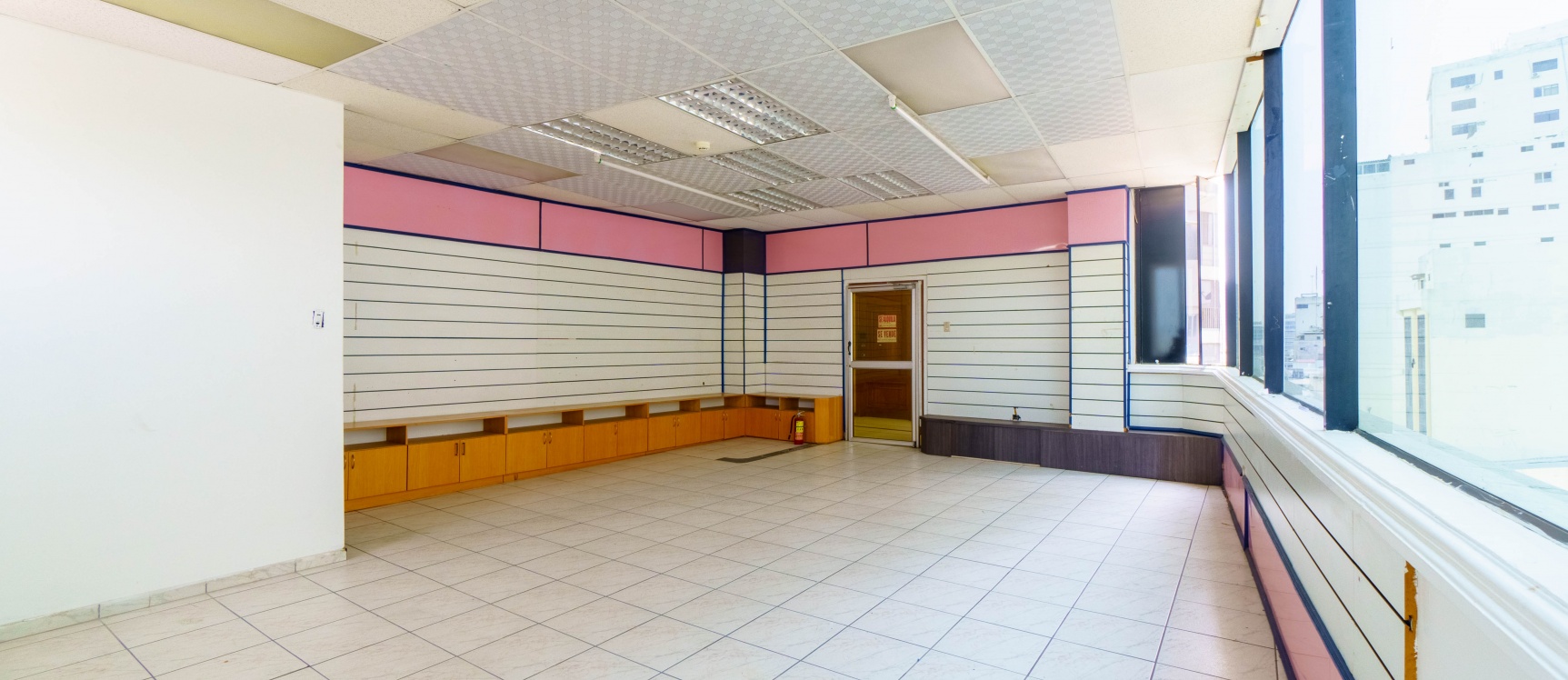 Oficina comercial en alquiler ubicado en Cc. El Dorado, Centro de Guayaquil GeoBienes - Oficina comercial en alquiler ubicado en Cc. El Dorado, Centro de Guayaquil - Plusvalia Guayaquil Casas de venta y alquiler Inmobiliaria Ecuador
