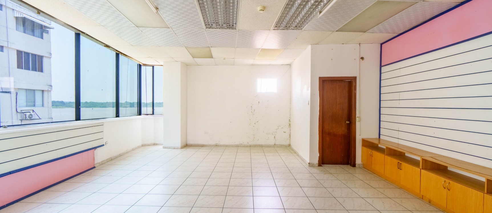 Oficina comercial en alquiler ubicado en Cc. El Dorado, Centro de Guayaquil GeoBienes - Oficina comercial en alquiler ubicado en Cc. El Dorado, Centro de Guayaquil - Plusvalia Guayaquil Casas de venta y alquiler Inmobiliaria Ecuador