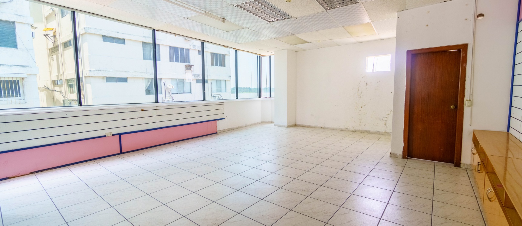 Oficina comercial en alquiler ubicado en Cc. El Dorado, Centro de Guayaquil GeoBienes - Oficina comercial en alquiler ubicado en Cc. El Dorado, Centro de Guayaquil - Plusvalia Guayaquil Casas de venta y alquiler Inmobiliaria Ecuador