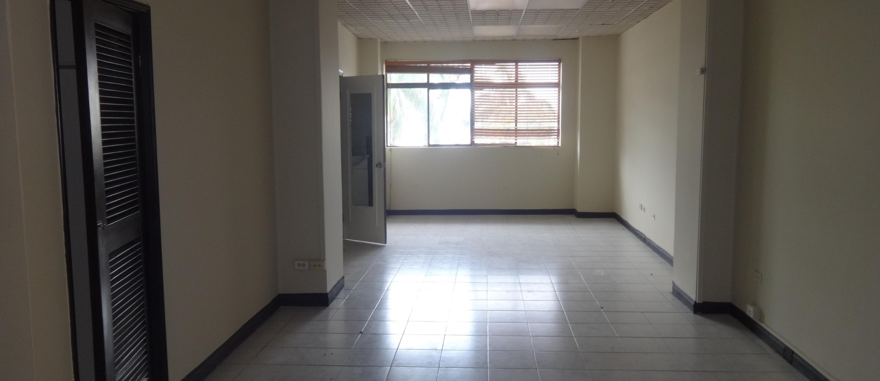 Oficina de alquiler en el centro de Guayaquil, Av. 9 de Octubre GeoBienes - Oficina de alquiler en el centro de Guayaquil, Av. 9 de Octubre - Plusvalia Guayaquil Casas de venta y alquiler Inmobiliaria Ecuador