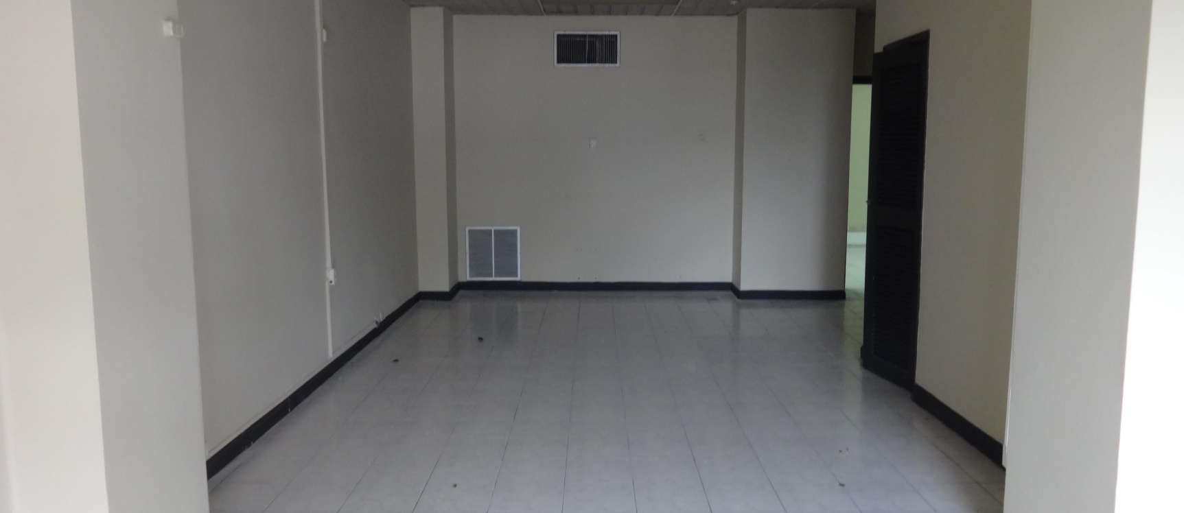 Oficina de alquiler en el centro de Guayaquil, Av. 9 de Octubre GeoBienes - Oficina de alquiler en el centro de Guayaquil, Av. 9 de Octubre - Plusvalia Guayaquil Casas de venta y alquiler Inmobiliaria Ecuador