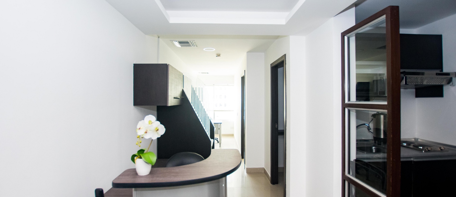 Oficina de estreno amoblada en Parque Empresarial Colón - Norte Guayaquil GeoBienes - Oficina amoblada de 35m2 en Parque Empresarial Colón - Norte Guayaquil - Plusvalia Guayaquil Casas de venta y alquiler Inmobiliaria Ecuador