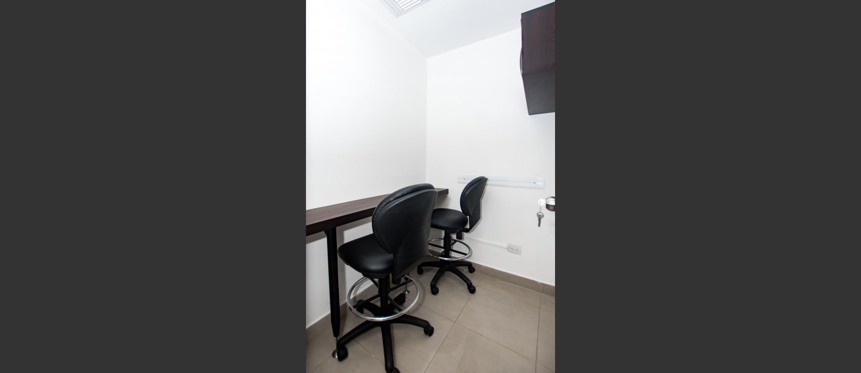 Oficina de estreno amoblada en Parque Empresarial Colón - Norte Guayaquil GeoBienes - Oficina amoblada de 35m2 en Parque Empresarial Colón - Norte Guayaquil - Plusvalia Guayaquil Casas de venta y alquiler Inmobiliaria Ecuador