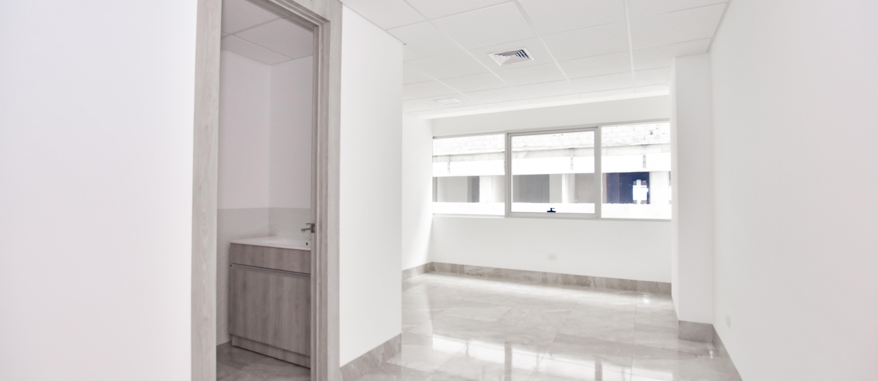 Oficina de estreno en alquiler en Edificio Platinum Business Center I GeoBienes - Oficina de estreno en alquiler en Edificio Platinum Business Center I - Plusvalia Guayaquil Casas de venta y alquiler Inmobiliaria Ecuador