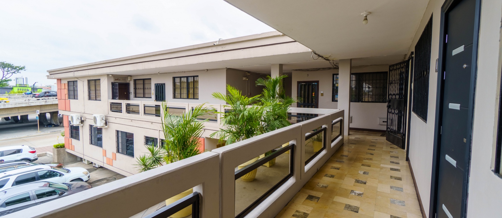 Oficina en alquiler amoblada ubicada en Edificio Bucanero, norte de Guayaquil GeoBienes - Oficina en alquiler amoblada ubicada en Edificio Bucanero, norte de Guayaquil - Plusvalia Guayaquil Casas de venta y alquiler Inmobiliaria Ecuador