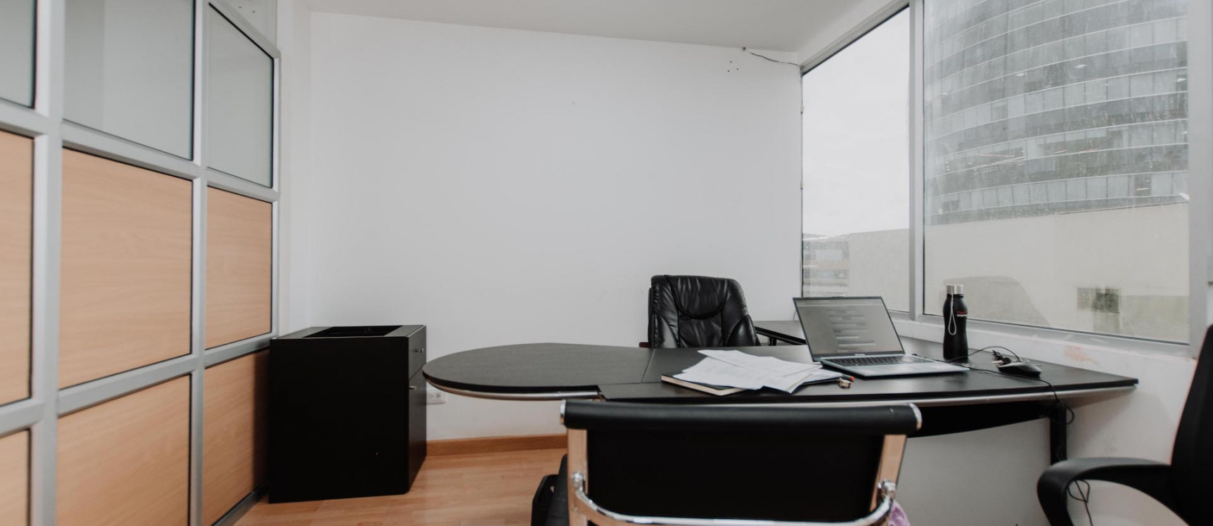 Oficina en alquiler Edificio Equilibrium, zona Mall del Sol, Norte de Guayaquil GeoBienes - Oficina en alquiler Edificio Equilibrium, zona Mall del Sol, Norte de Guayaquil - Plusvalia Guayaquil Casas de venta y alquiler Inmobiliaria Ecuador
