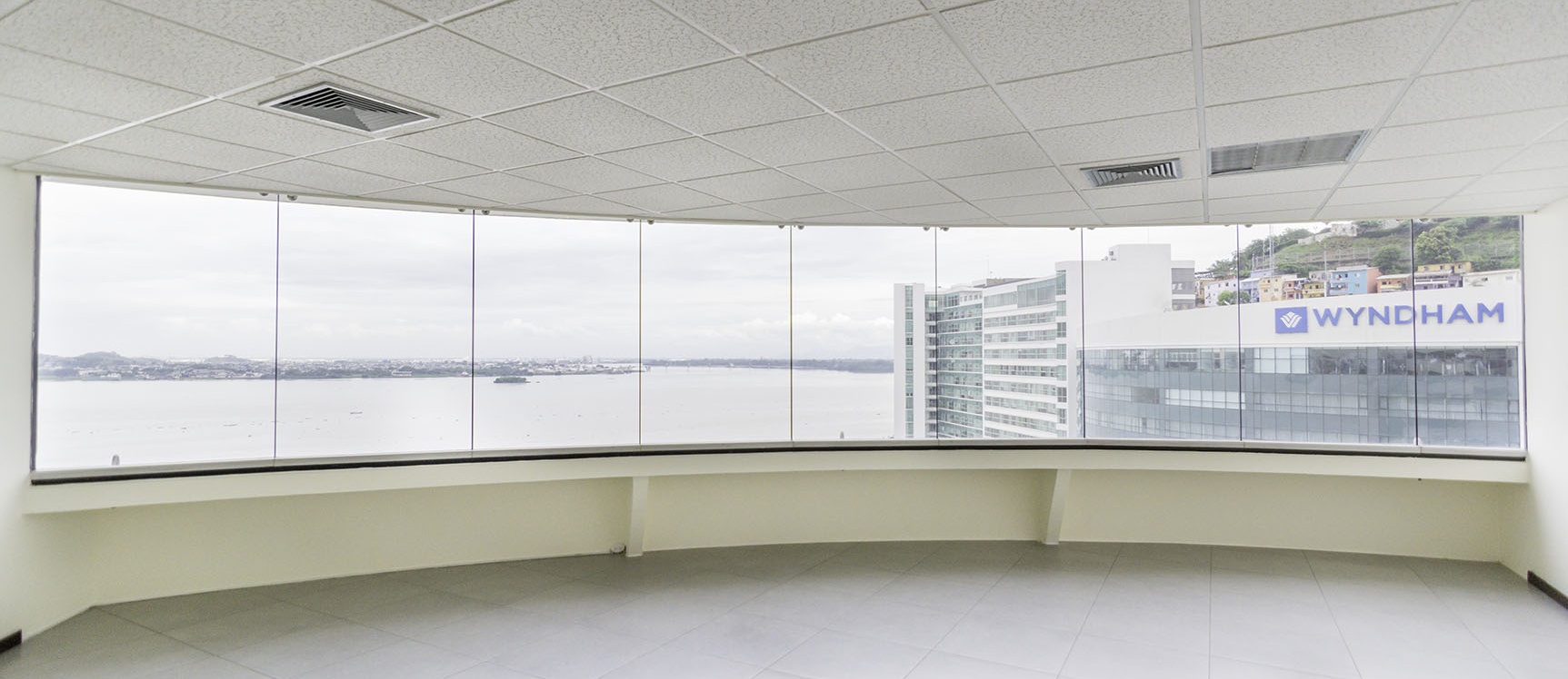 Oficina en Alquiler en Edificio The Point, Puerto Santa Ana, Guayaquil GeoBienes - Oficina en Alquiler en Edificio The Point, Puerto Santa Ana, Guayaquil - Plusvalia Guayaquil Casas de venta y alquiler Inmobiliaria Ecuador