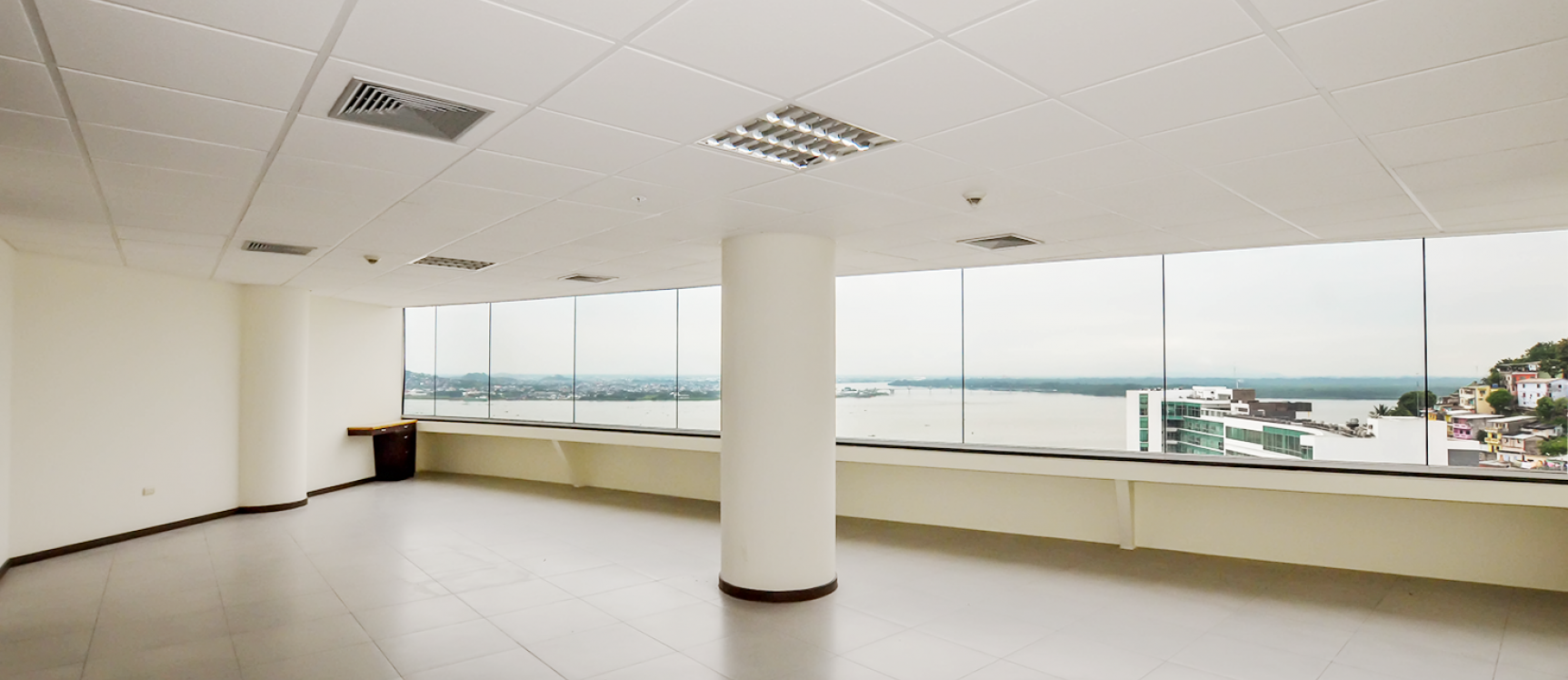 Oficina en alquiler en edificio The Point sector centro de Guayaquil GeoBienes - Oficina en alquiler en edificio The Point sector centro de Guayaquil - Plusvalia Guayaquil Casas de venta y alquiler Inmobiliaria Ecuador