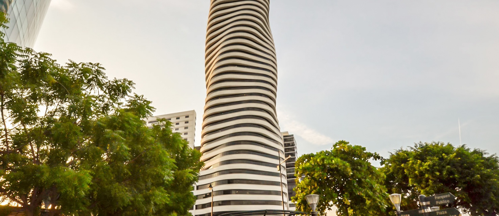 Oficina en alquiler en edificio The Point sector centro de Guayaquil GeoBienes - Oficina en alquiler en edificio The Point sector centro de Guayaquil - Plusvalia Guayaquil Casas de venta y alquiler Inmobiliaria Ecuador