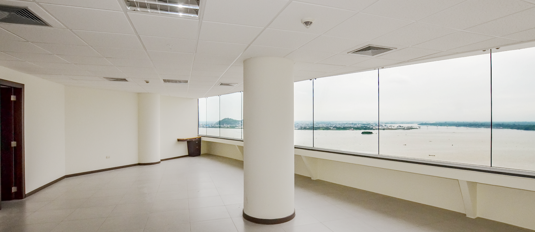 Oficina en alquiler en edificio The Point sector centro de Guayaquil GeoBienes - Oficina en alquiler en edificio The Point sector centro de Guayaquil - Plusvalia Guayaquil Casas de venta y alquiler Inmobiliaria Ecuador