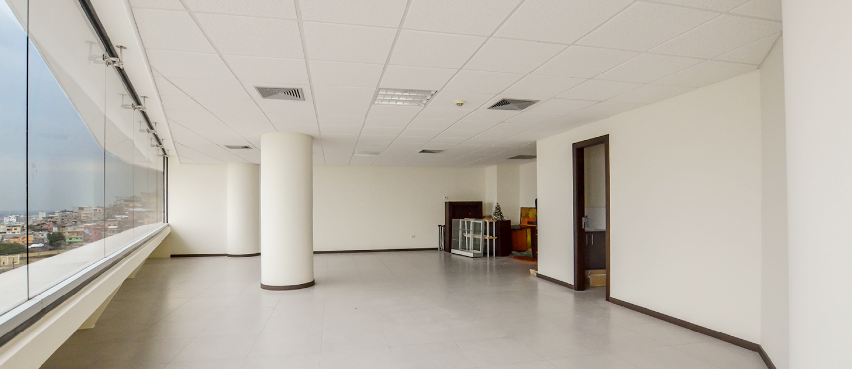 Oficina en alquiler en edificio The Point sector centro de Guayaquil GeoBienes - Oficina en alquiler en edificio The Point sector centro de Guayaquil - Plusvalia Guayaquil Casas de venta y alquiler Inmobiliaria Ecuador