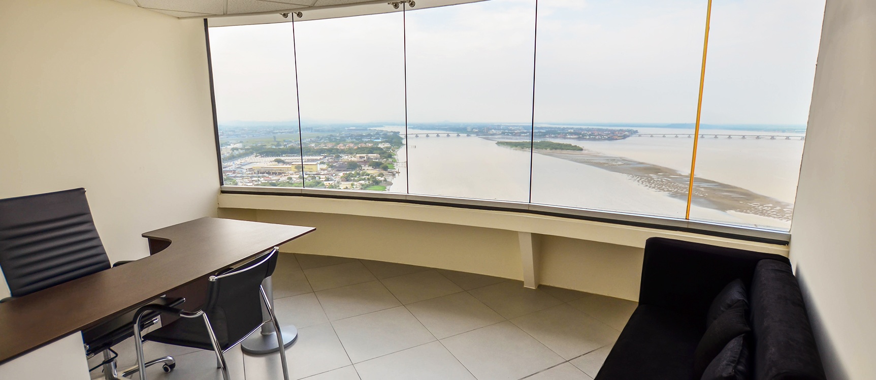Oficina en alquiler en edificio The Point sector centro de Guayaquil GeoBienes - Oficina en alquiler en edificio The Point sector centro de Guayaquil - Plusvalia Guayaquil Casas de venta y alquiler Inmobiliaria Ecuador