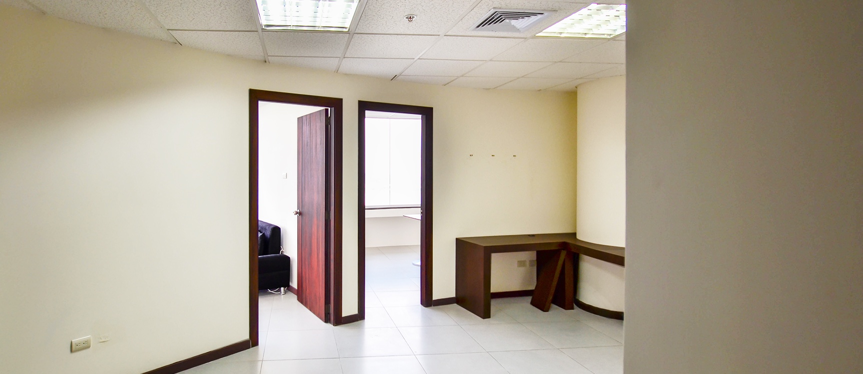 Oficina en alquiler en edificio The Point sector centro de Guayaquil GeoBienes - Oficina en alquiler en edificio The Point sector centro de Guayaquil - Plusvalia Guayaquil Casas de venta y alquiler Inmobiliaria Ecuador