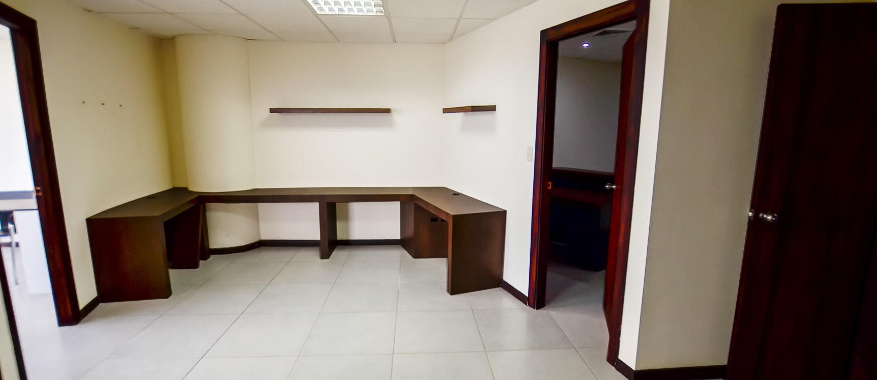 Oficina en alquiler en edificio The Point sector centro de Guayaquil GeoBienes - Oficina en alquiler en edificio The Point sector centro de Guayaquil - Plusvalia Guayaquil Casas de venta y alquiler Inmobiliaria Ecuador