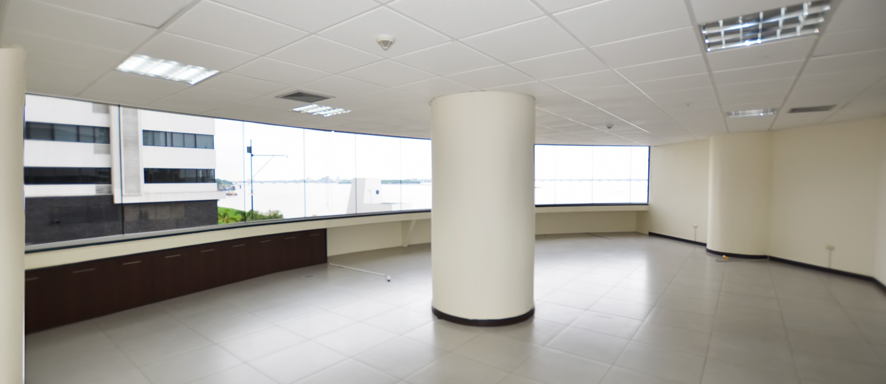Oficina en alquiler en edificio The Point sector centro de Guayaquil GeoBienes - Oficina en alquiler en edificio The Point sector centro de Guayaquil - Plusvalia Guayaquil Casas de venta y alquiler Inmobiliaria Ecuador