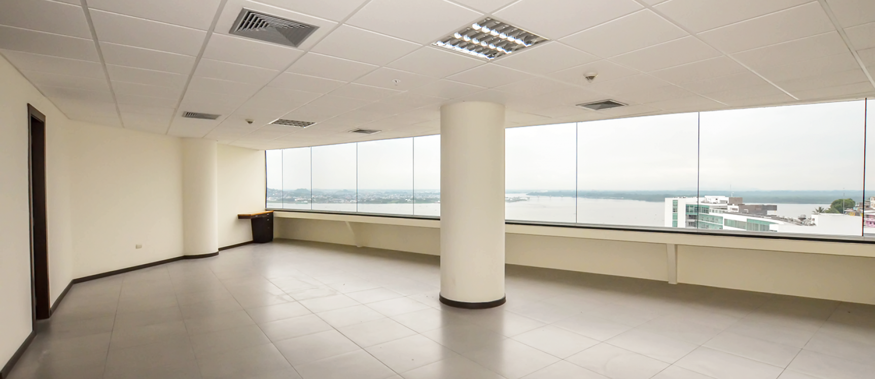 Oficina en alquiler en edificio The Point sector centro de Guayaquil GeoBienes - Oficina en alquiler en edificio The Point sector centro de Guayaquil - Plusvalia Guayaquil Casas de venta y alquiler Inmobiliaria Ecuador