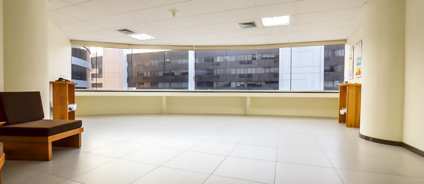 Oficina en alquiler en edificio The Point sector centro de Guayaquil GeoBienes - Oficina en alquiler en edificio The Point sector centro de Guayaquil - Plusvalia Guayaquil Casas de venta y alquiler Inmobiliaria Ecuador