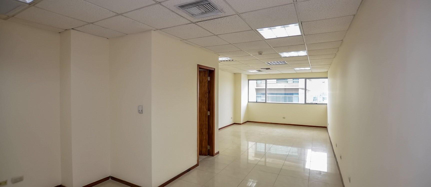 GeoBienes - Oficina en alquiler en Edificio Trade Building sector norte de Guayaquil - Plusvalia Guayaquil Casas de venta y alquiler Inmobiliaria Ecuador