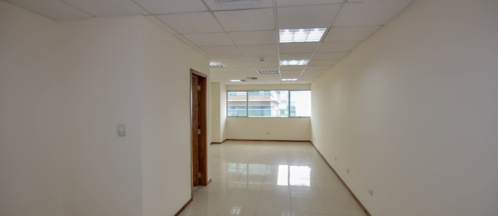 GeoBienes - Oficina en alquiler en Edificio Trade Building sector norte de Guayaquil - Plusvalia Guayaquil Casas de venta y alquiler Inmobiliaria Ecuador