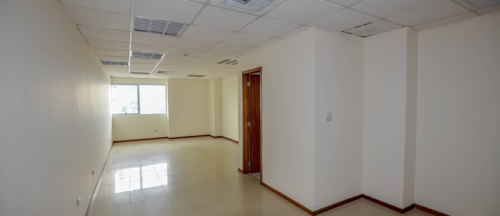 GeoBienes - Oficina en alquiler en Edificio Trade Building sector norte de Guayaquil - Plusvalia Guayaquil Casas de venta y alquiler Inmobiliaria Ecuador