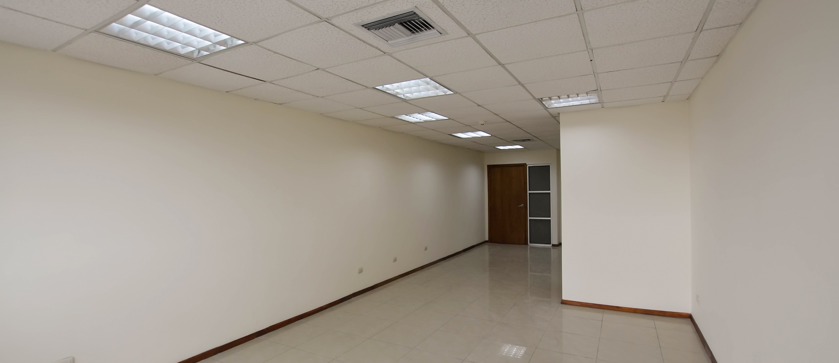 GeoBienes - Oficina en alquiler en Edificio Trade Building sector norte de Guayaquil - Plusvalia Guayaquil Casas de venta y alquiler Inmobiliaria Ecuador