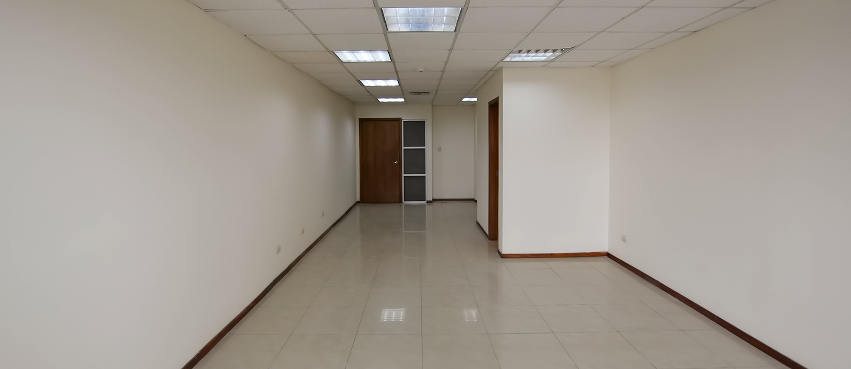 GeoBienes - Oficina en alquiler en Edificio Trade Building sector norte de Guayaquil - Plusvalia Guayaquil Casas de venta y alquiler Inmobiliaria Ecuador