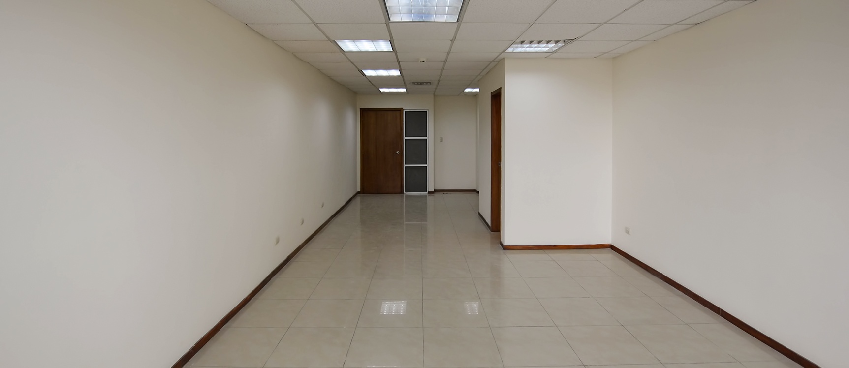 GeoBienes - Oficina en alquiler en Edificio Trade Building sector norte de Guayaquil - Plusvalia Guayaquil Casas de venta y alquiler Inmobiliaria Ecuador