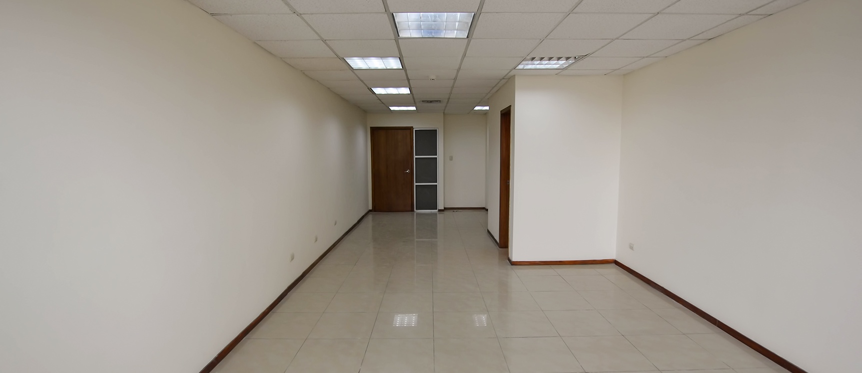 GeoBienes - Oficina en alquiler en Edificio Trade Building sector norte de Guayaquil - Plusvalia Guayaquil Casas de venta y alquiler Inmobiliaria Ecuador