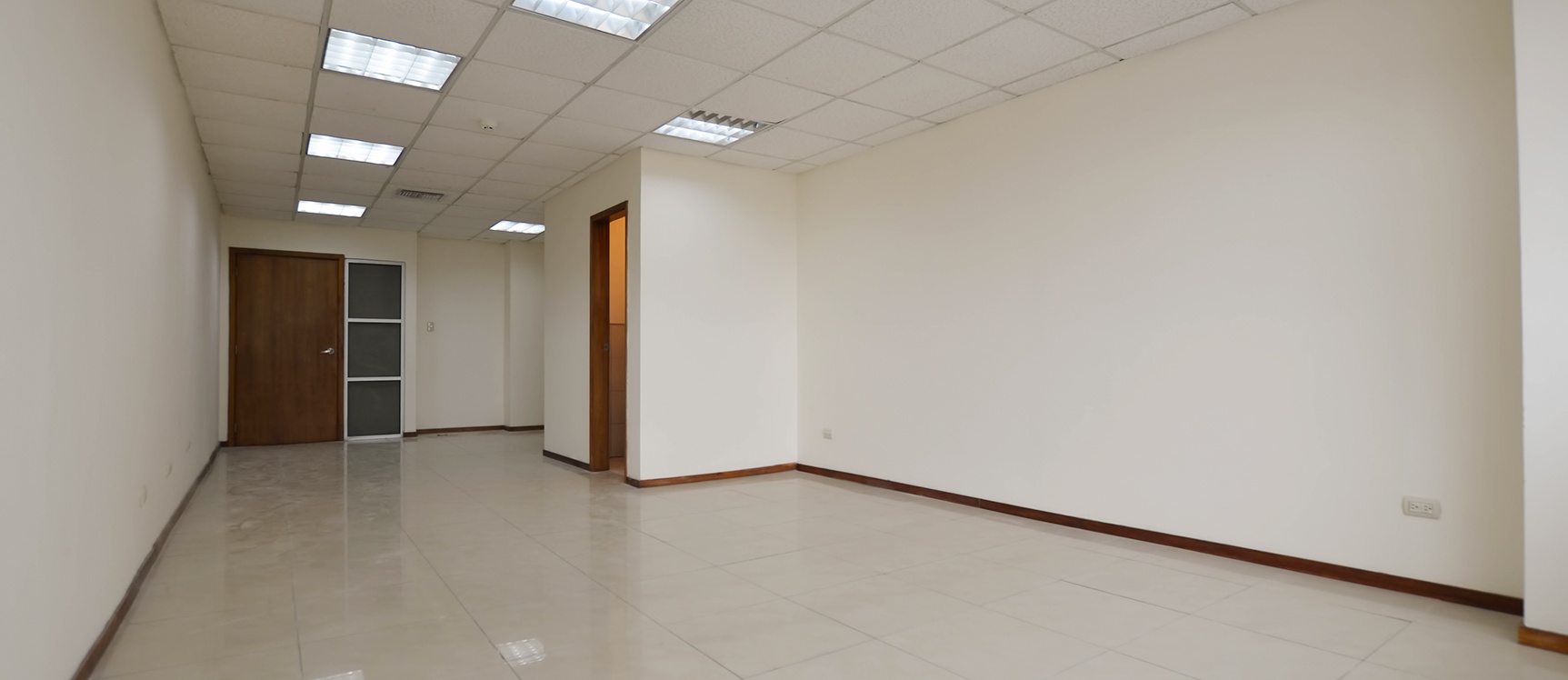 Oficina en alquiler en Edificio Trade Building sector norte de Guayaquil GeoBienes - Oficina en alquiler en Edificio Trade Building sector norte de Guayaquil - Plusvalia Guayaquil Casas de venta y alquiler Inmobiliaria Ecuador