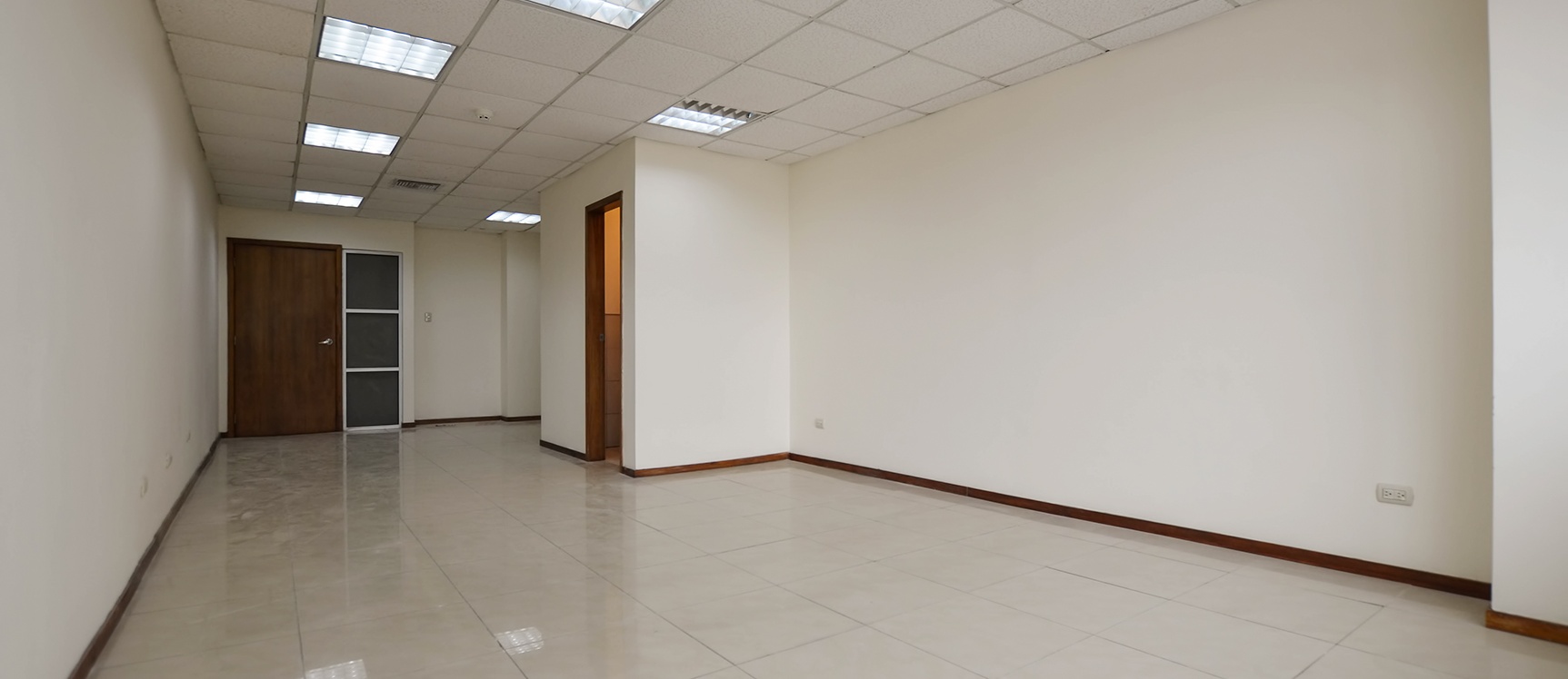 GeoBienes - Oficina en alquiler en Edificio Trade Building sector norte de Guayaquil - Plusvalia Guayaquil Casas de venta y alquiler Inmobiliaria Ecuador