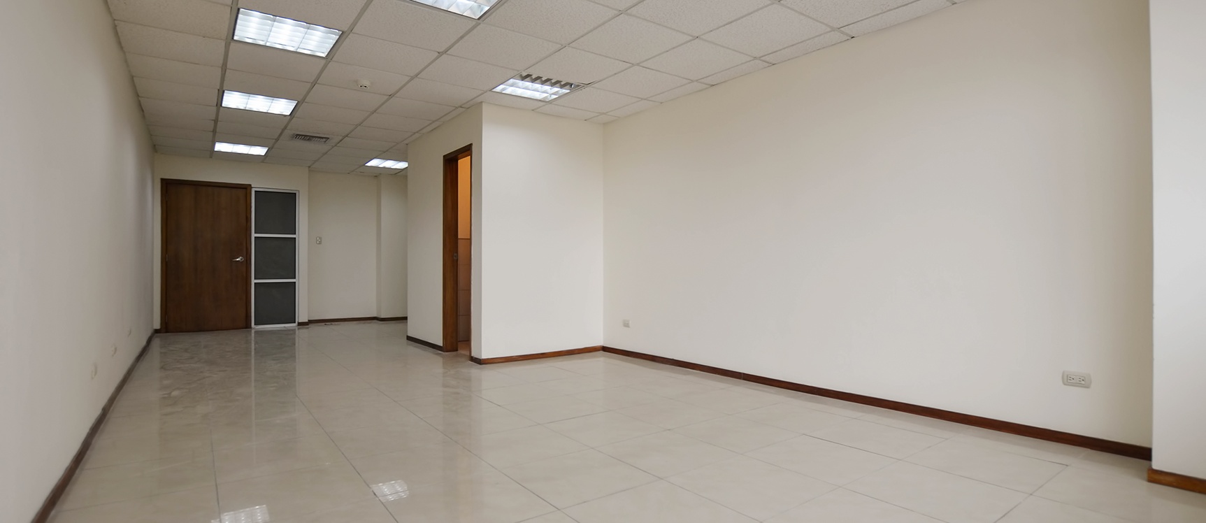 GeoBienes - Oficina en alquiler en Edificio Trade Building sector norte de Guayaquil - Plusvalia Guayaquil Casas de venta y alquiler Inmobiliaria Ecuador