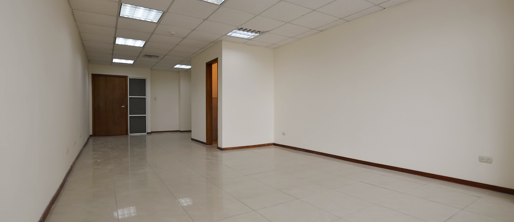 GeoBienes - Oficina en alquiler en Edificio Trade Building sector norte de Guayaquil - Plusvalia Guayaquil Casas de venta y alquiler Inmobiliaria Ecuador