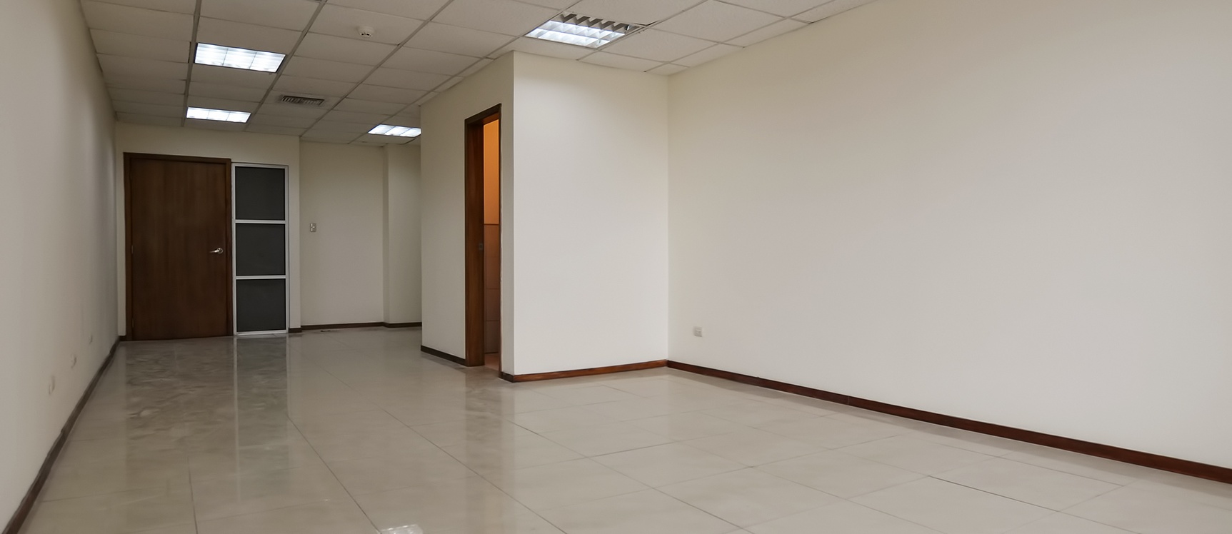 Oficina en alquiler en Edificio Trade Building sector norte de Guayaquil GeoBienes - Oficina en alquiler en Edificio Trade Building sector norte de Guayaquil - Plusvalia Guayaquil Casas de venta y alquiler Inmobiliaria Ecuador