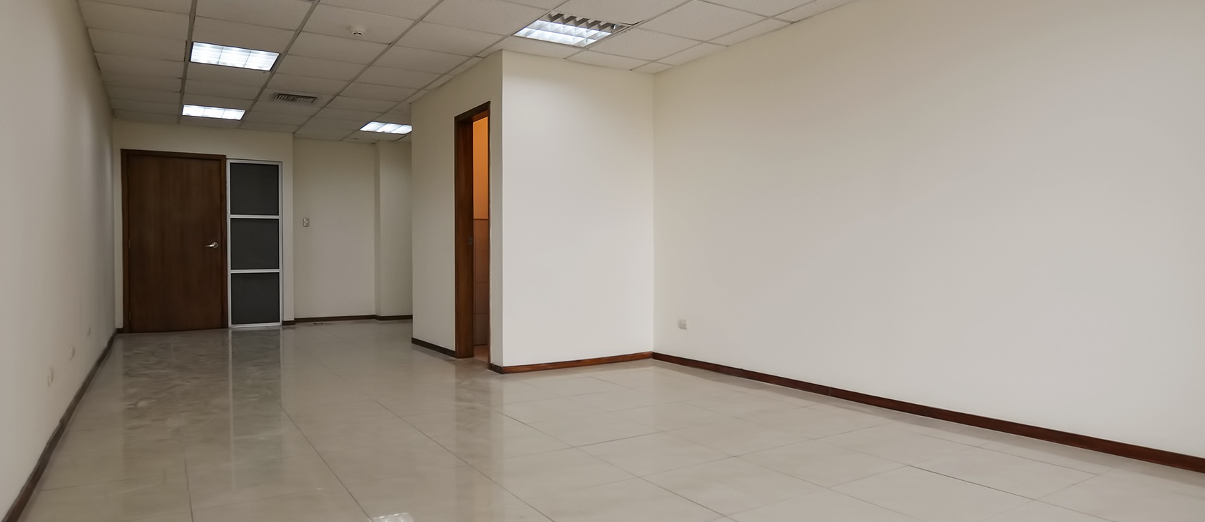 GeoBienes - Oficina en alquiler en Edificio Trade Building sector norte de Guayaquil - Plusvalia Guayaquil Casas de venta y alquiler Inmobiliaria Ecuador