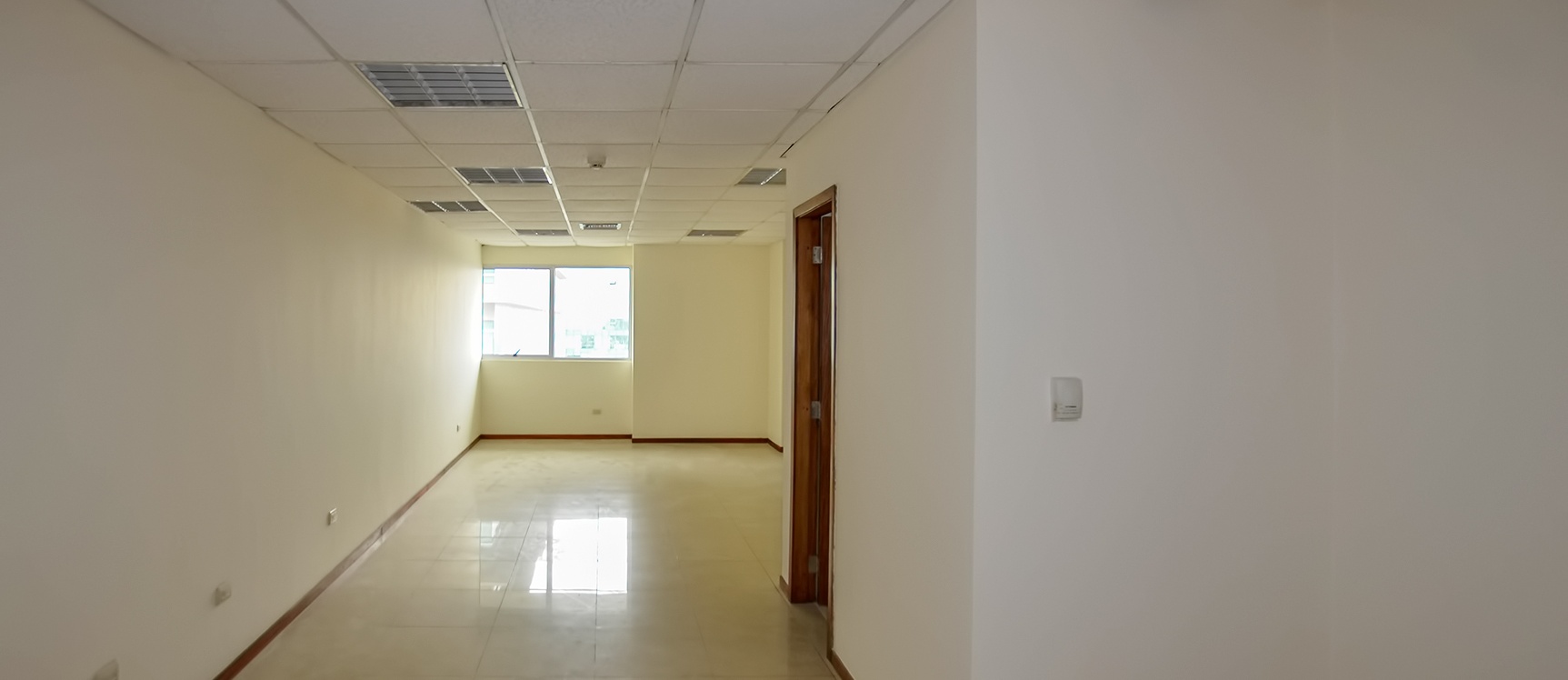 GeoBienes - Oficina en alquiler en Edificio Trade Building sector norte de Guayaquil - Plusvalia Guayaquil Casas de venta y alquiler Inmobiliaria Ecuador