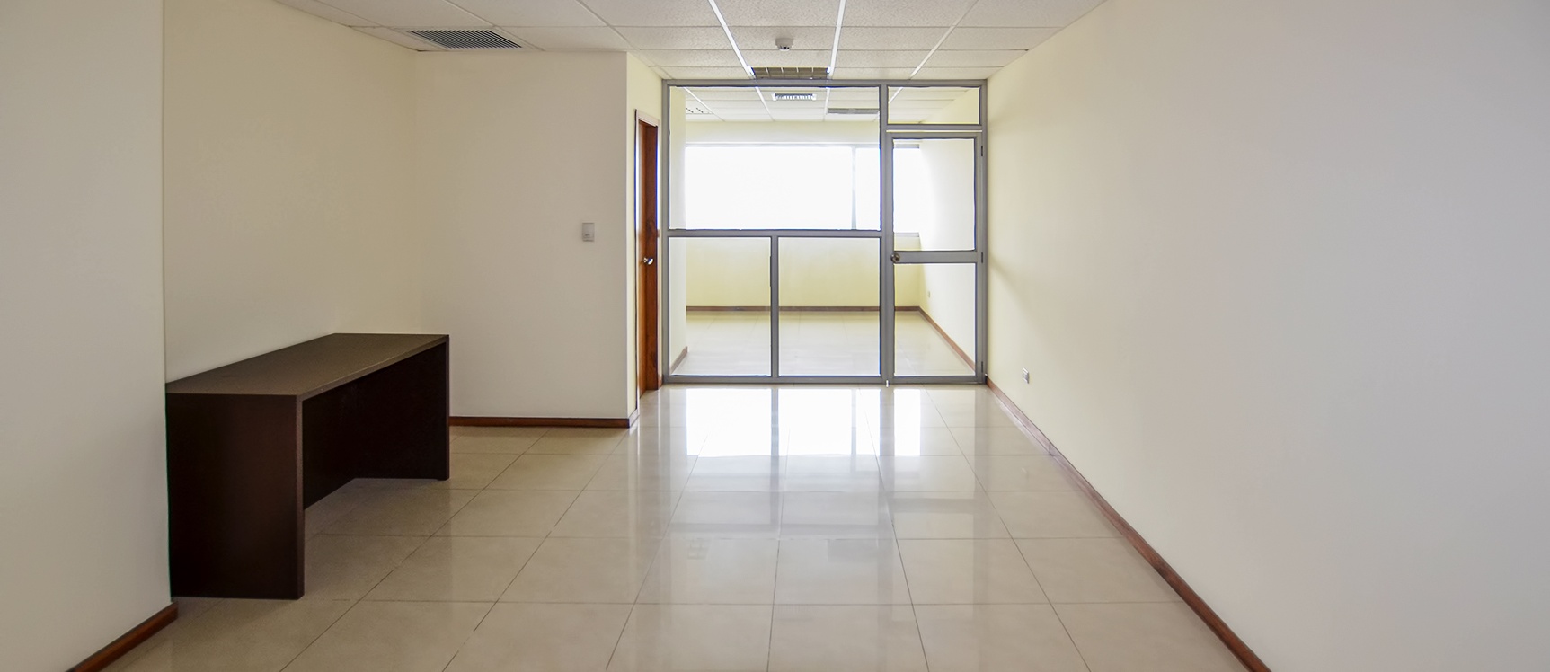 Oficina en alquiler en Edificio Trade Building sector norte de Guayaquil GeoBienes - Oficina en alquiler en Edificio Trade Building sector norte de Guayaquil - Plusvalia Guayaquil Casas de venta y alquiler Inmobiliaria Ecuador