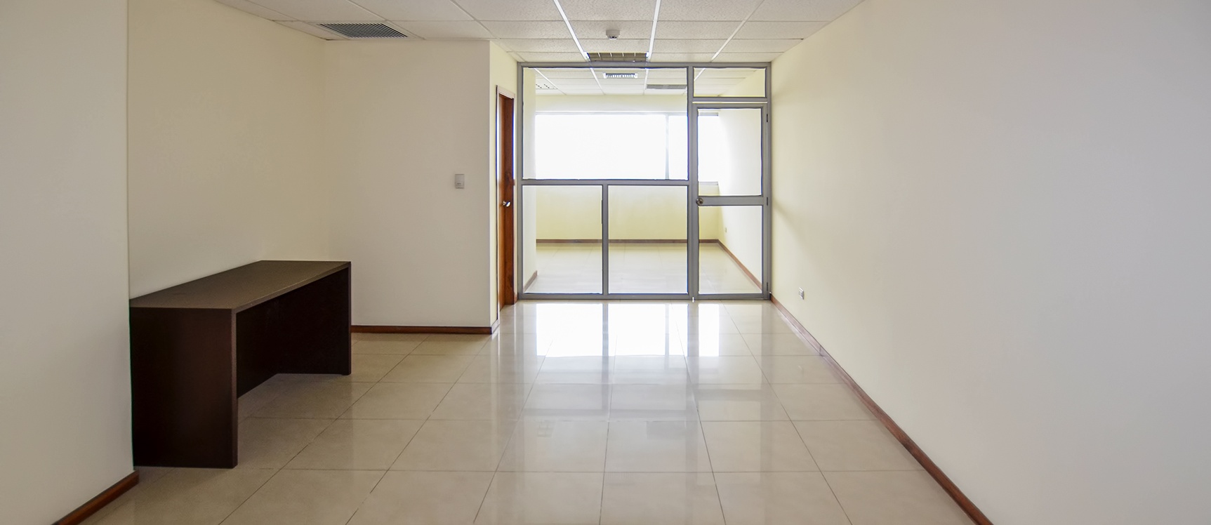 GeoBienes - Oficina en alquiler en Edificio Trade Building sector norte de Guayaquil - Plusvalia Guayaquil Casas de venta y alquiler Inmobiliaria Ecuador