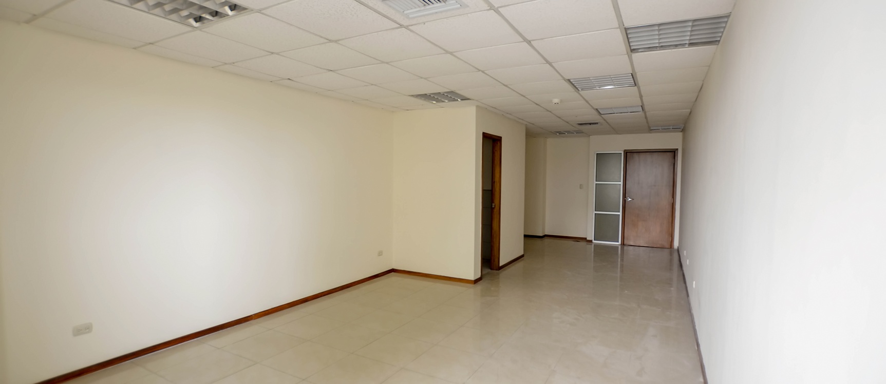 Oficina en alquiler en Edificio Trade Building sector norte de Guayaquil GeoBienes - Oficina en alquiler en Edificio Trade Building sector norte de Guayaquil - Plusvalia Guayaquil Casas de venta y alquiler Inmobiliaria Ecuador