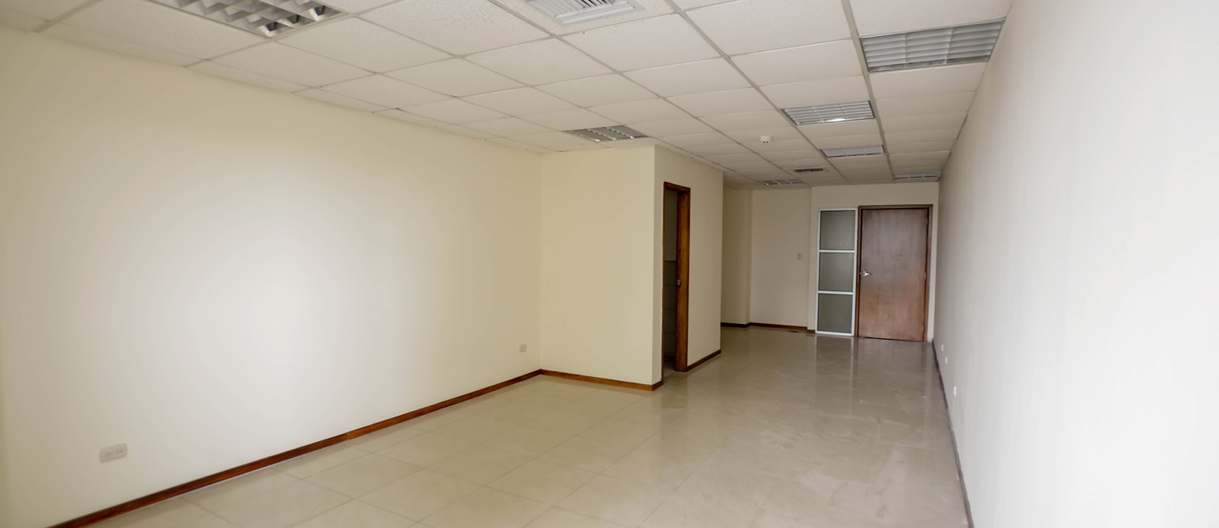 GeoBienes - Oficina en alquiler en Edificio Trade Building sector norte de Guayaquil - Plusvalia Guayaquil Casas de venta y alquiler Inmobiliaria Ecuador