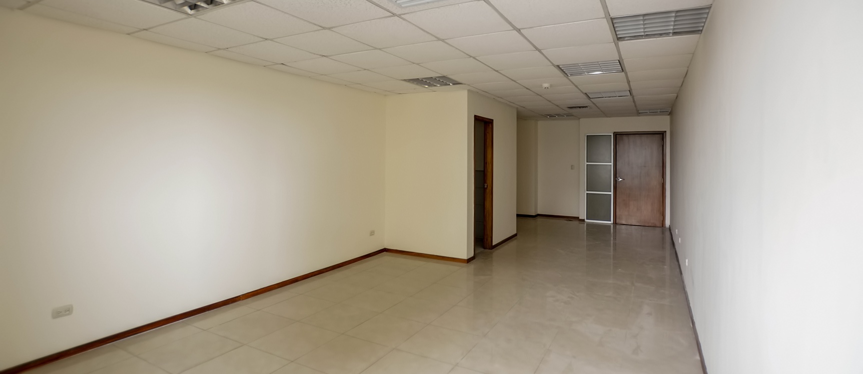 GeoBienes - Oficina en alquiler en Edificio Trade Building sector norte de Guayaquil - Plusvalia Guayaquil Casas de venta y alquiler Inmobiliaria Ecuador