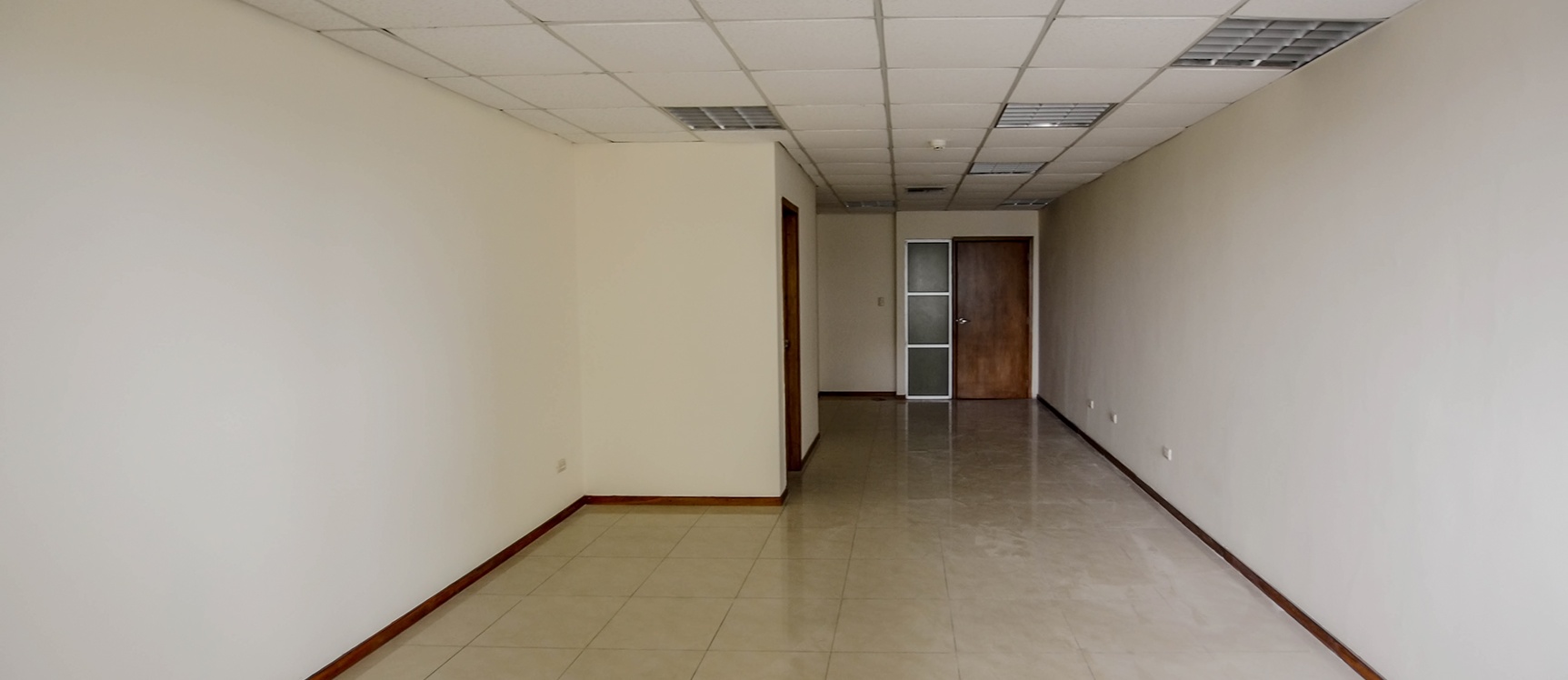 GeoBienes - Oficina en alquiler en Edificio Trade Building sector norte de Guayaquil - Plusvalia Guayaquil Casas de venta y alquiler Inmobiliaria Ecuador