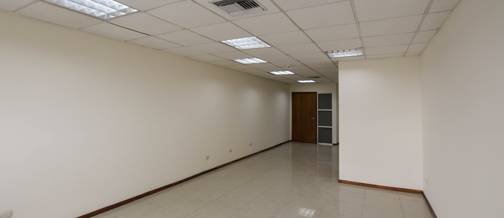 GeoBienes - Oficina en alquiler en Edificio Trade Building sector norte de Guayaquil - Plusvalia Guayaquil Casas de venta y alquiler Inmobiliaria Ecuador