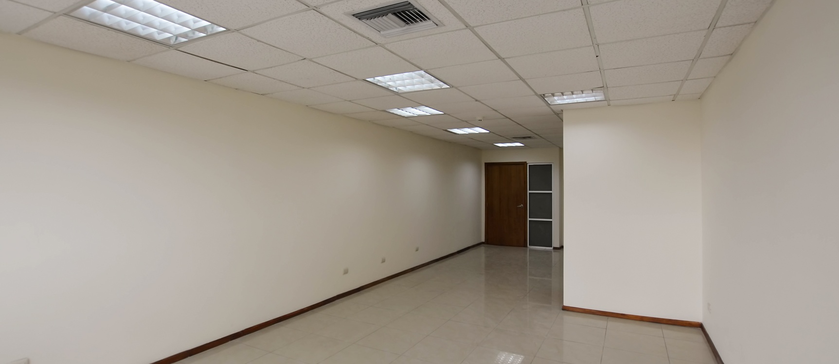 GeoBienes - Oficina en alquiler en Edificio Trade Building sector norte de Guayaquil - Plusvalia Guayaquil Casas de venta y alquiler Inmobiliaria Ecuador