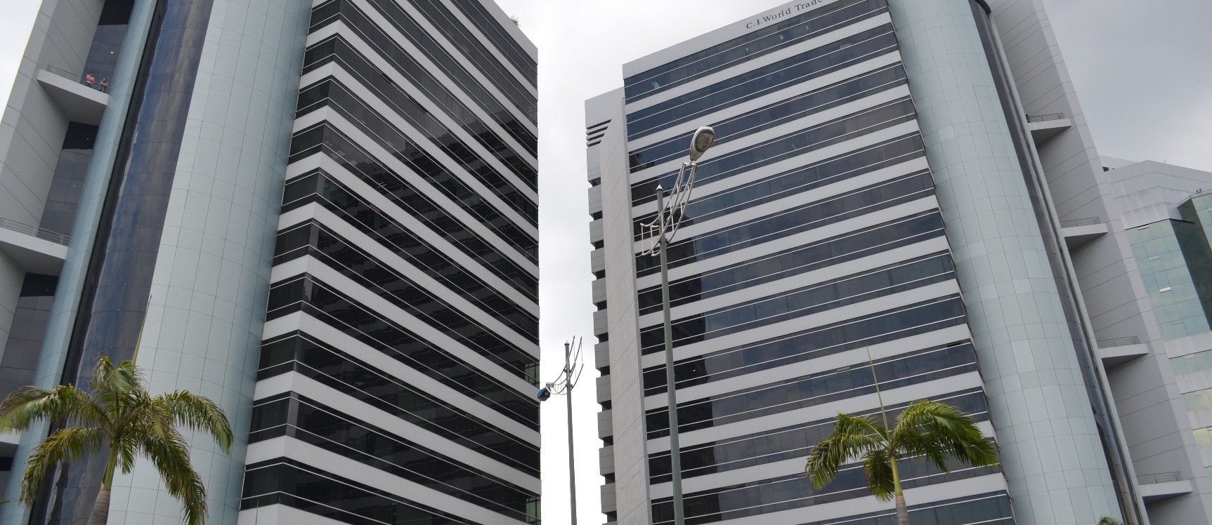 GeoBienes - Oficina en alquiler en Edificio World Trade Center sector Norte - Plusvalia Guayaquil Casas de venta y alquiler Inmobiliaria Ecuador