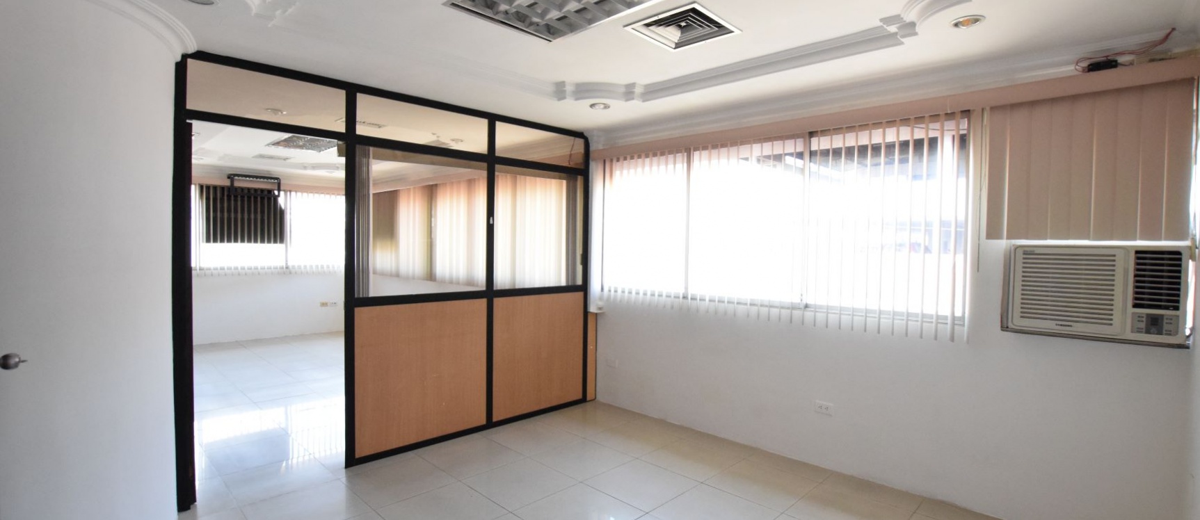 Oficina en alquiler en el Centro Comercial Las Vitrinas, Norte de Guayaqui GeoBienes - Oficina en alquiler en el Centro Comercial Las Vitrinas, Norte de Guayaquil - Plusvalia Guayaquil Casas de venta y alquiler Inmobiliaria Ecuador