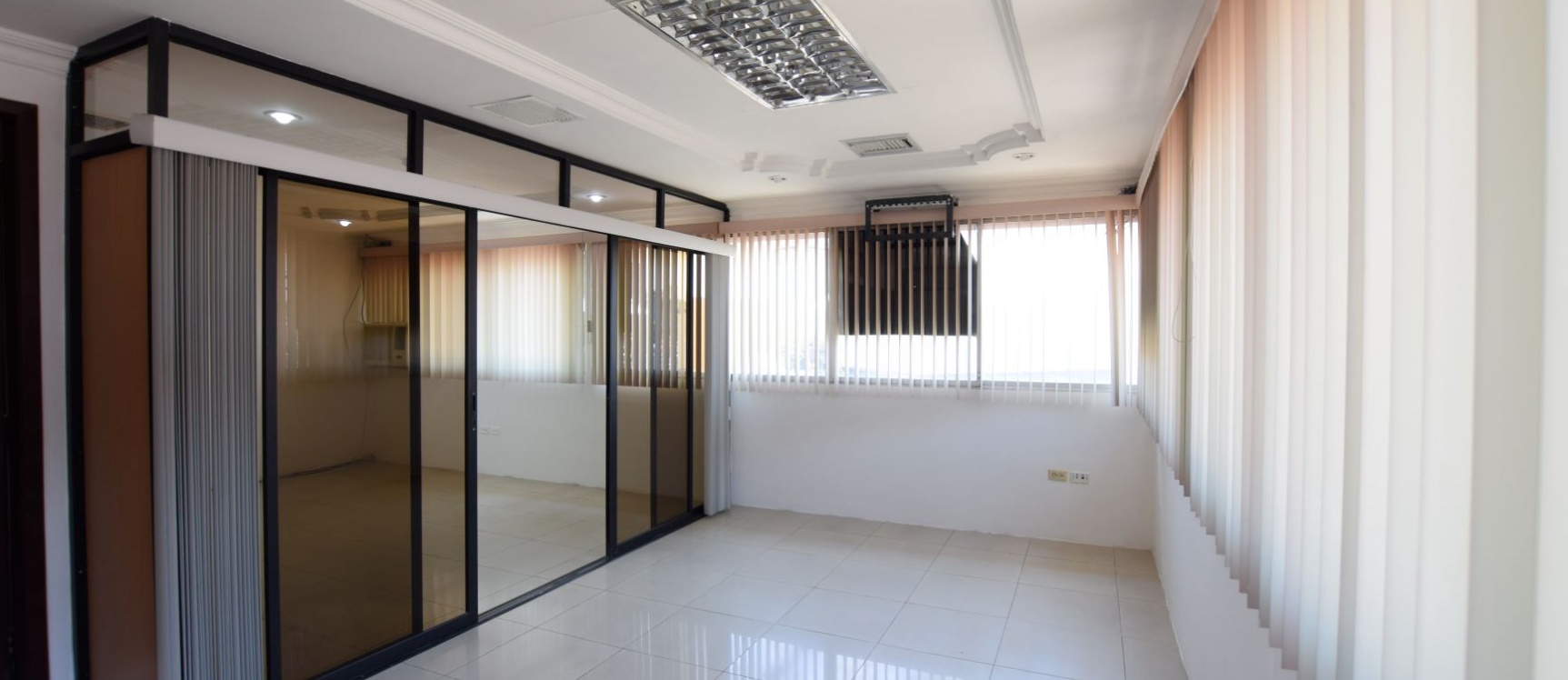 Oficina en alquiler en el Centro Comercial Las Vitrinas, Norte de Guayaqui GeoBienes - Oficina en alquiler en el Centro Comercial Las Vitrinas, Norte de Guayaquil - Plusvalia Guayaquil Casas de venta y alquiler Inmobiliaria Ecuador
