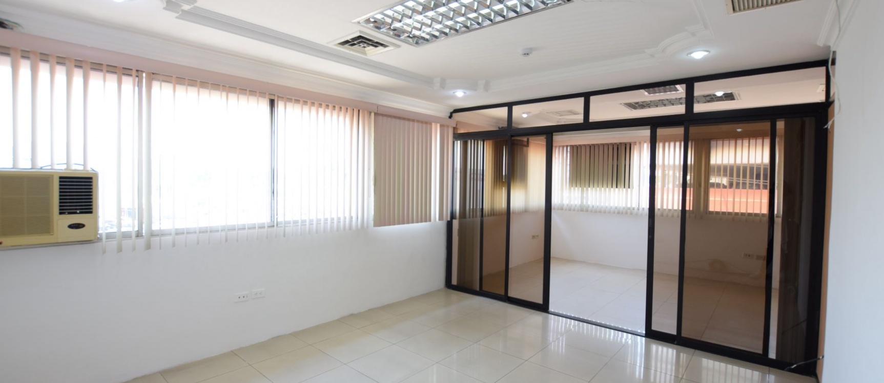Oficina en alquiler en el Centro Comercial Las Vitrinas, Norte de Guayaqui GeoBienes - Oficina en alquiler en el Centro Comercial Las Vitrinas, Norte de Guayaquil - Plusvalia Guayaquil Casas de venta y alquiler Inmobiliaria Ecuador