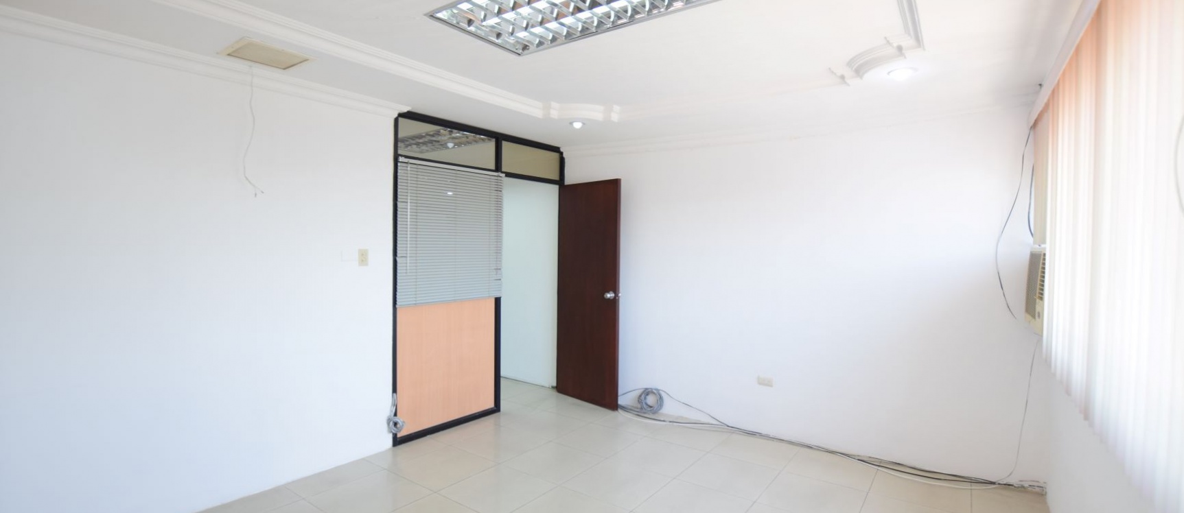 Oficina en alquiler en el Centro Comercial Las Vitrinas, Norte de Guayaqui GeoBienes - Oficina en alquiler en el Centro Comercial Las Vitrinas, Norte de Guayaquil - Plusvalia Guayaquil Casas de venta y alquiler Inmobiliaria Ecuador