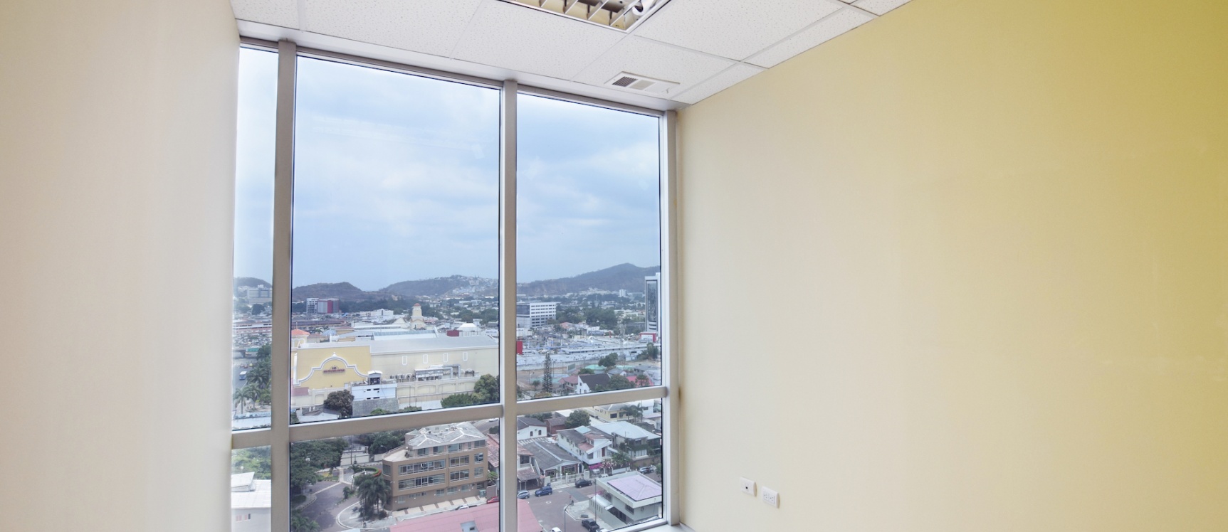 Oficina en alquiler en el Edificio Blue Towers, Norte de Guayaquil GeoBienes - Oficina en alquiler en el Edificio Blue Towers, Norte de Guayaquil - Plusvalia Guayaquil Casas de venta y alquiler Inmobiliaria Ecuador