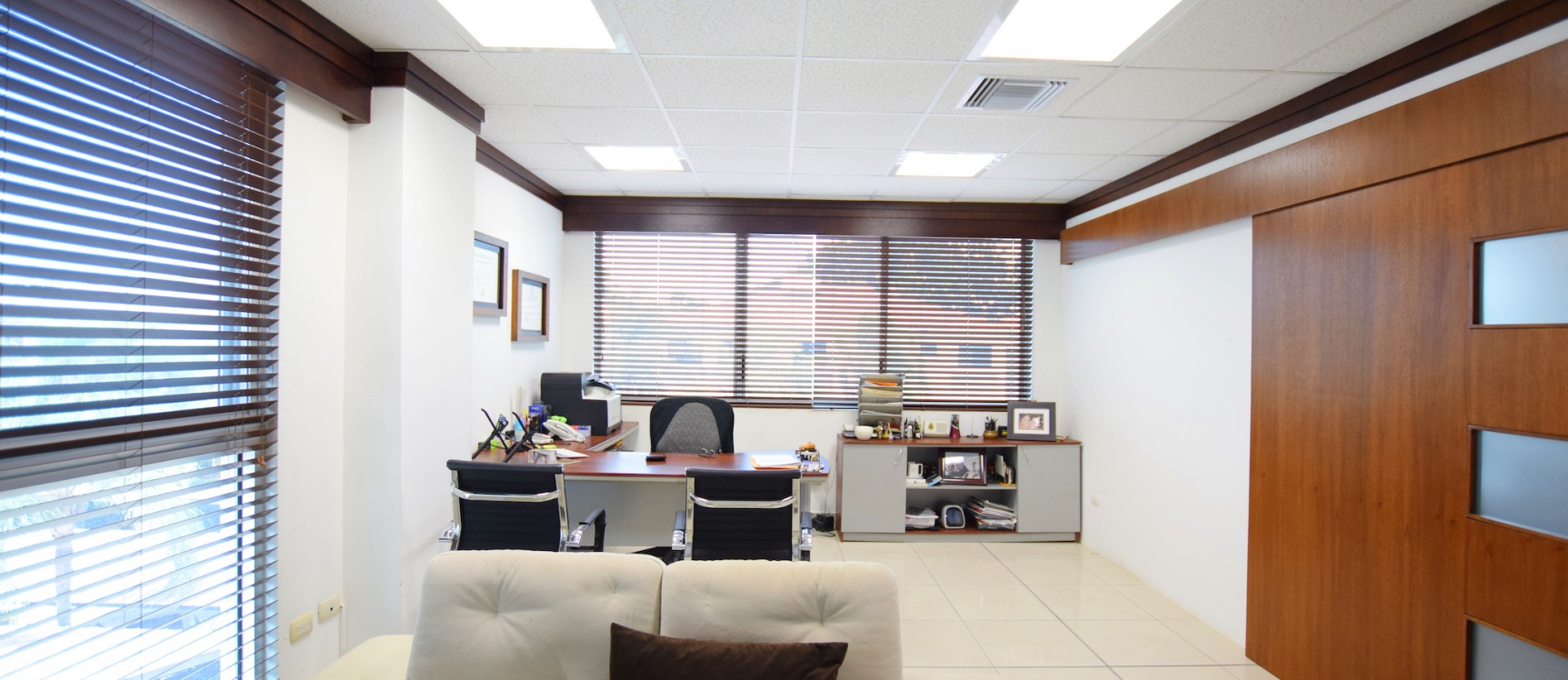 Oficina en alquiler en el Edificio SBC Office Center, Vía Samborondón GeoBienes - Oficina en alquiler en el Edificio SBC Office Center, Vía Samborondón - Plusvalia Guayaquil Casas de venta y alquiler Inmobiliaria Ecuador